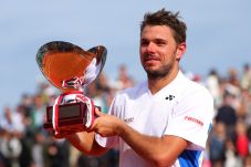 Wawrinka angkat trofi...