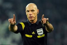 Wasit kontroversial...