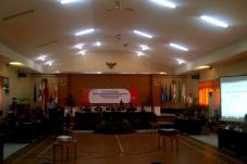 KPU Jabar lembur hitung...