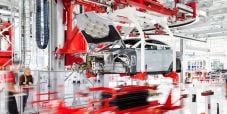 Tesla bangun basis produksi...