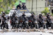 Polres Surabaya kerahkan...