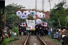Massa PDIP dan Golkar...