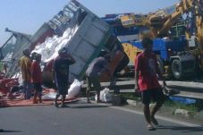Gula bertebaran di Jalan...