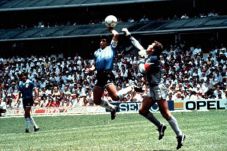 Maradona pinjam tangan...