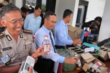 Polisi bongkar pabrik...