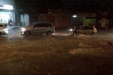Banjir landa kawasan...