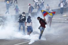 Demonstran kembali penuhi...