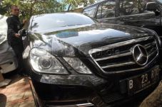 Ratu Tatu pasrah 2 mobilnya...
