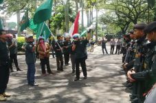 Massa pendukung dan...