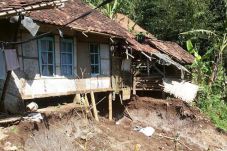 5 rumah di Garut terancam...