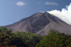 3 hari ini Merapi keluarkan...