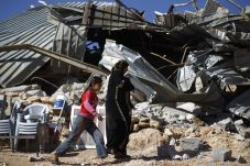 Warga Palestina hendak...