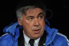 Ancelotti diminta latih...