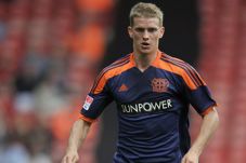 Lars Bender disiapkan...