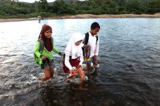 Sebrangi sungai ke sekolah...