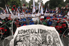 Hari kedua, buruh unjuk...