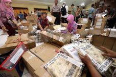 Disdik Garut mulai distribusikan...