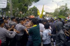 Polisi dan mahasiswa...
