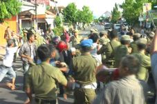Pedagang pasar bentrok...