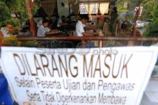 Siswa SMP relaksasi...