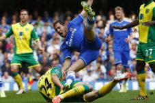 Chelsea bermain kacamata...