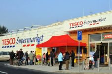 Supermarket Tesco segera...