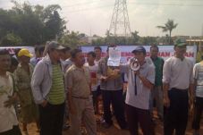 Warga blokir akses Proyek...