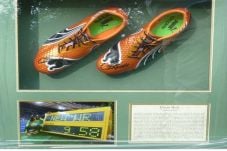 Sepatu dicuri, Bolt...