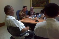 Ahok mengamuk lihat...