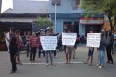 Panwaslu Tangerang didemo...