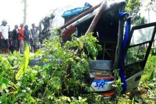 Bus hantam truk di Sragen...