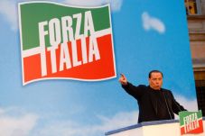 Berlusconi desak batasi...