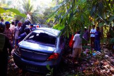 Mobil yang dikendarai...