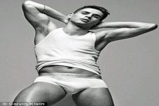Oscar jadi model pakaian...