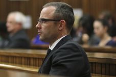 Pistorius jalani tes...