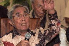 Sabam Sirait isyaratkan...