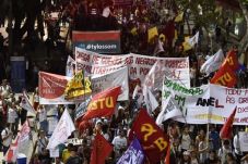 Protes anti Piala Dunia...