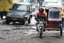 Jalan Adi Sucipto ditanami...
