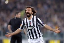 Pirlo teken kontrak...