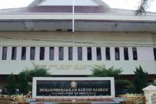DPRD minta tembok Green...