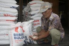 Bulog Bagikan Raskin...