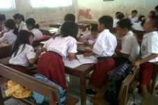 Saling Contek Ujian...