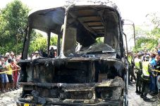 Bus Terbakar di Kolombia,...