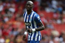 Mangala Pilih Chelsea...