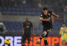 Van Gaal Ingin Strootman...