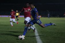 Skuad Pincang, Singo...