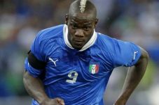 Balotelli Diejek Supporter...