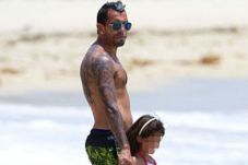Tevez Liburan ke Pantai...