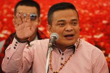 Kaus Merah Desak Referendum...