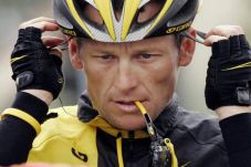 Gelar Kehormatan Armstrong...